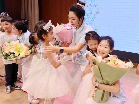 幼儿代表献花1.JPG